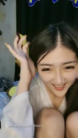 人美嘴甜哪多好苗条萌妹子自慰诱惑，自摸大黑牛插入假吊玻璃棒多种道具 截图9