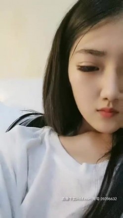 人美嘴甜哪多好苗条萌妹子自慰诱惑，自摸大黑牛插入假吊玻璃棒多种道具 截图13