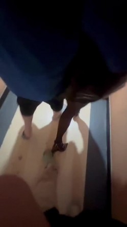 兄弟：这有个女的 男：哎小姐姐，把她弄醒了待会不好搞，怎么鼓鼓的，卧槽他妈是个男的，真变态吗 有点害怕，你弄过呀！ 截图2