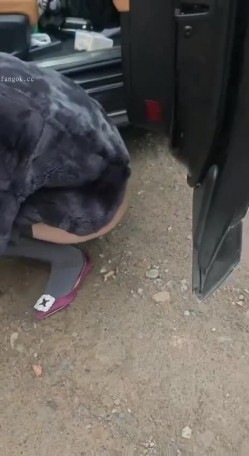 极品办公气质女主管，绿帽癖淫妻【琢木鸟夫妻】最新门槛福利，露出放尿多人车震野战乱交 截图3