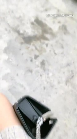 蝴蝶逼大胆美女户外露出沙滩按摩棒自慰电召勾引个网约车司机到厕所啪啪 截图9