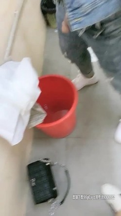 蝴蝶逼大胆美女户外露出沙滩按摩棒自慰电召勾引个网约车司机到厕所啪啪 截图13