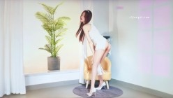 精品推荐 【觅舞】仙女级苗条小妹『芷若』定制反差裸舞 多毛粉逼抹油美臀摇晃看了想让人后入 截图7