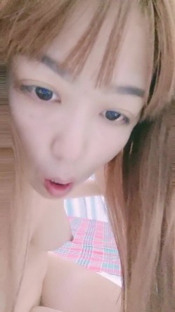 好玩的嫂子露脸丝袜诱惑让小哥舔逼好骚，小哥从上给嫂子舔到下吃奶舔腿又舔穴，草嘴口交激情上位后入抽插 截图6