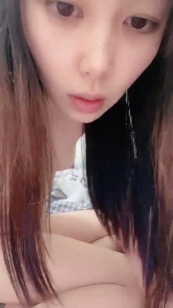 ️清纯学生妹【06年的嫂子】反差的一面，脸穴同框打炮自慰，人瘦逼肥 截图8