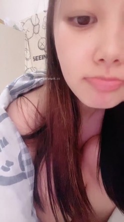 ️清纯学生妹【06年的嫂子】反差的一面，脸穴同框打炮自慰，人瘦逼肥 截图10