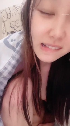 ️清纯学生妹【06年的嫂子】反差的一面，脸穴同框打炮自慰，人瘦逼肥 截图14