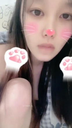 ️清纯学生妹【06年的嫂子】反差的一面，脸穴同框打炮自慰，人瘦逼肥 截图15