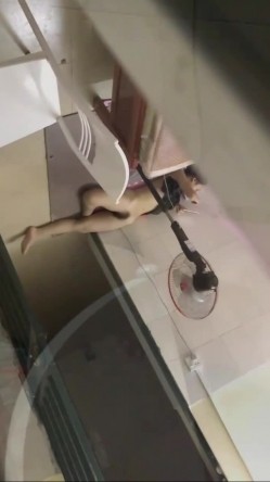 花重金雇在电子厂工作的女性朋友偷拍她的喜欢裸睡的室友 截图4