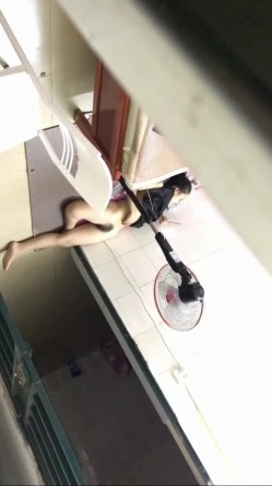 花重金雇在电子厂工作的女性朋友偷拍她的喜欢裸睡的室友 截图6