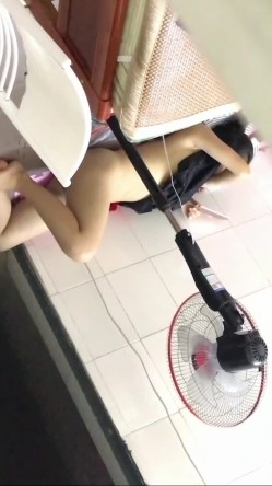 花重金雇在电子厂工作的女性朋友偷拍她的喜欢裸睡的室友 截图7