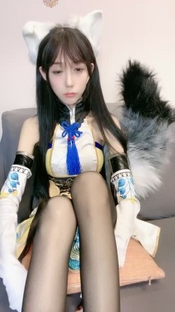 二次元顶级尤物美少女！COS装女神颜值！黑丝美腿白虎美穴，玻璃棒猛捅，高潮出水流白浆 截图1