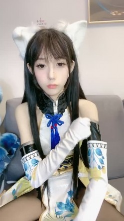 二次元顶级尤物美少女！COS装女神颜值！黑丝美腿白虎美穴，玻璃棒猛捅，高潮出水流白浆 截图3