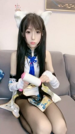 二次元顶级尤物美少女！COS装女神颜值！黑丝美腿白虎美穴，玻璃棒猛捅，高潮出水流白浆 截图5
