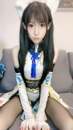 二次元顶级尤物美少女！COS装女神颜值！黑丝美腿白虎美穴，玻璃棒猛捅，高潮出水流白浆 截图6