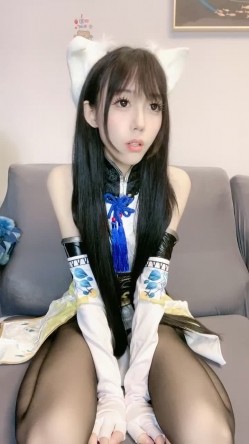 二次元顶级尤物美少女！COS装女神颜值！黑丝美腿白虎美穴，玻璃棒猛捅，高潮出水流白浆 截图7