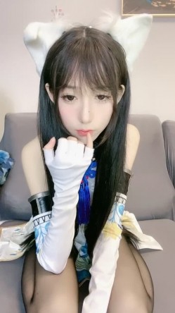 二次元顶级尤物美少女！COS装女神颜值！黑丝美腿白虎美穴，玻璃棒猛捅，高潮出水流白浆 截图9