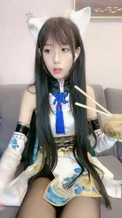 二次元顶级尤物美少女！COS装女神颜值！黑丝美腿白虎美穴，玻璃棒猛捅，高潮出水流白浆 截图10