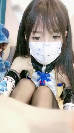 二次元顶级尤物美少女！COS装女神颜值！黑丝美腿白虎美穴，玻璃棒猛捅，高潮出水流白浆 截图13