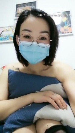 风韵犹存的老板娘爱健身，‘啊嘛，不要，人家的菊花不让看’，老骚逼挺有味道，卖弄风情淫骚和网友聊天！ 截图11