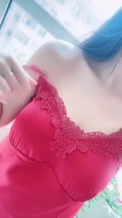 一清早，绿帽老公强迫我到阳台上暴露给对面看，还穿着性感睡衣,漏奶自慰小骚穴,羞死啦！ 截图2