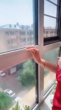 一清早，绿帽老公强迫我到阳台上暴露给对面看，还穿着性感睡衣,漏奶自慰小骚穴,羞死啦！ 截图5