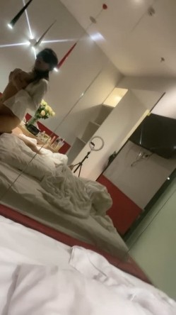 爆乳黑丝露脸大奶性奴床上伺候大哥，让大哥扯着嘴巴子舔鸡巴淫声荡语骂大哥是变态，无套抽插侧入玩奶上位射 截图1