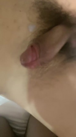爆乳黑丝露脸大奶性奴床上伺候大哥，让大哥扯着嘴巴子舔鸡巴淫声荡语骂大哥是变态，无套抽插侧入玩奶上位射 截图8