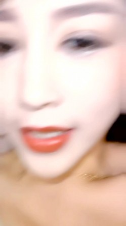 气质尤物美女！难得收费房酒店大战！浴室跪地吃吊，穿上黑丝袜开草，扶吊洞口磨蹭，骑乘位怼入骚穴猛干 截图1