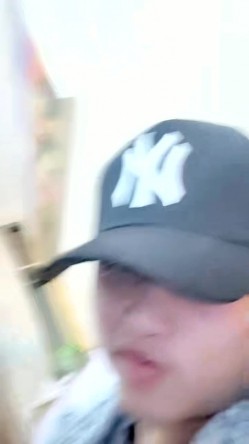 气质尤物美女！难得收费房酒店大战！浴室跪地吃吊，穿上黑丝袜开草，扶吊洞口磨蹭，骑乘位怼入骚穴猛干 截图2