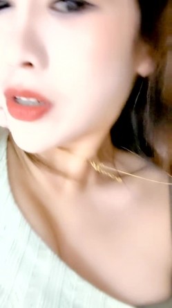 气质尤物美女！难得收费房酒店大战！浴室跪地吃吊，穿上黑丝袜开草，扶吊洞口磨蹭，骑乘位怼入骚穴猛干 截图3