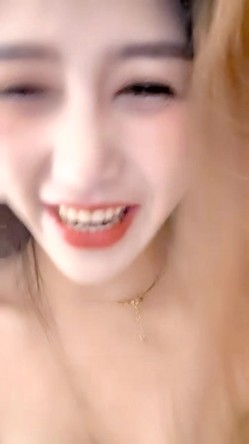 气质尤物美女！难得收费房酒店大战！浴室跪地吃吊，穿上黑丝袜开草，扶吊洞口磨蹭，骑乘位怼入骚穴猛干 截图4