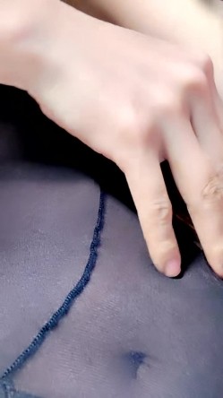 气质尤物美女！难得收费房酒店大战！浴室跪地吃吊，穿上黑丝袜开草，扶吊洞口磨蹭，骑乘位怼入骚穴猛干 截图11