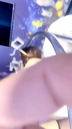气质尤物美女！难得收费房酒店大战！浴室跪地吃吊，穿上黑丝袜开草，扶吊洞口磨蹭，骑乘位怼入骚穴猛干 截图16