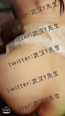 武汉富二代泡良大神「Y先生」推特约炮实录 浴缸爆操露脸少妇，镜前后入A4腰，4P调教两只小母狗，沙发大战纹身荡女 截图11