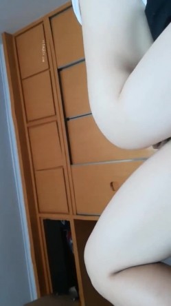 小情侣在家啪啪 在哪里呢 右边 这儿 在下边 太干了 我弯着插的 盲插连洞都找不到了 漂亮女友最后不让拍了 截图13