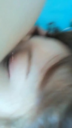 小情侣在家啪啪 在哪里呢 右边 这儿 在下边 太干了 我弯着插的 盲插连洞都找不到了 漂亮女友最后不让拍了 截图16