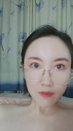 气质小阿姨深夜露脸在家一个人陪狼友发骚，淫语互动听指挥敞开腿掰开逼给狼友看，跳蛋抽插浪叫呻吟表情好骚 截图2