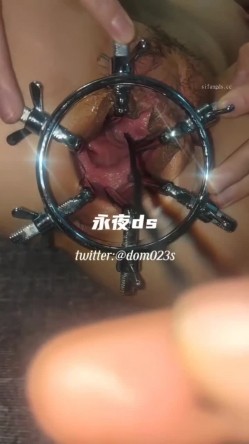 SM顶级调教大神【永夜DOM】圈养各种妹子多种刺激玩法，各种啪啪调教露脸高颜反差婊，纯纯人形小母狗 截图12