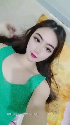 高颜值红唇美少妇【张柏芝表妹】自摸诱惑，性感黑丝开裆掰穴特写，揉搓奶子毛毛浓密非常诱人 截图2