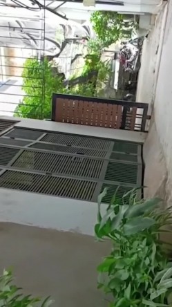 快递小哥送快递的时候成绩偷拍妹子们的裙底,有个长裙妹子内裤都没穿就急忙下来拿快递 截图1