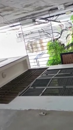 快递小哥送快递的时候成绩偷拍妹子们的裙底,有个长裙妹子内裤都没穿就急忙下来拿快递 截图2