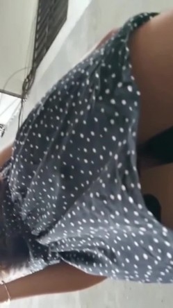 快递小哥送快递的时候成绩偷拍妹子们的裙底,有个长裙妹子内裤都没穿就急忙下来拿快递 截图3
