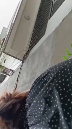 快递小哥送快递的时候成绩偷拍妹子们的裙底,有个长裙妹子内裤都没穿就急忙下来拿快递 截图4