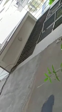 快递小哥送快递的时候成绩偷拍妹子们的裙底,有个长裙妹子内裤都没穿就急忙下来拿快递 截图5