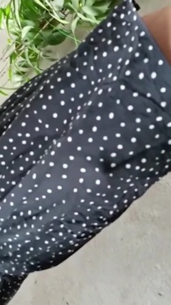 快递小哥送快递的时候成绩偷拍妹子们的裙底,有个长裙妹子内裤都没穿就急忙下来拿快递 截图6