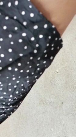 快递小哥送快递的时候成绩偷拍妹子们的裙底,有个长裙妹子内裤都没穿就急忙下来拿快递 截图8