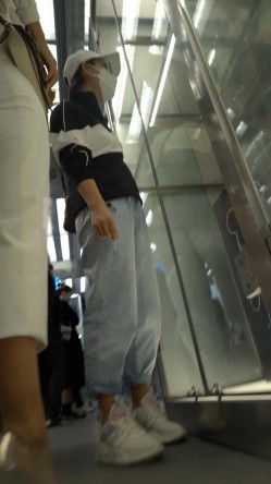 （空城原创）街上遇到的 ️极品开衩长紧裙sao姐姐无内逛街茂密的黑森林很是诱惑 截图1