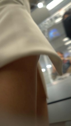 （空城原创）街上遇到的 ️极品开衩长紧裙sao姐姐无内逛街茂密的黑森林很是诱惑 截图4