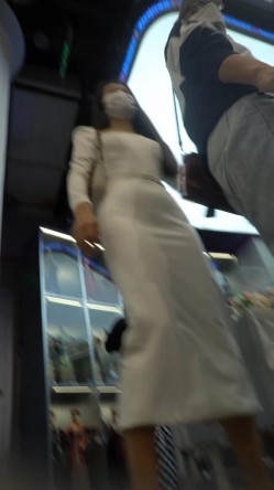 （空城原创）街上遇到的 ️极品开衩长紧裙sao姐姐无内逛街茂密的黑森林很是诱惑 截图5